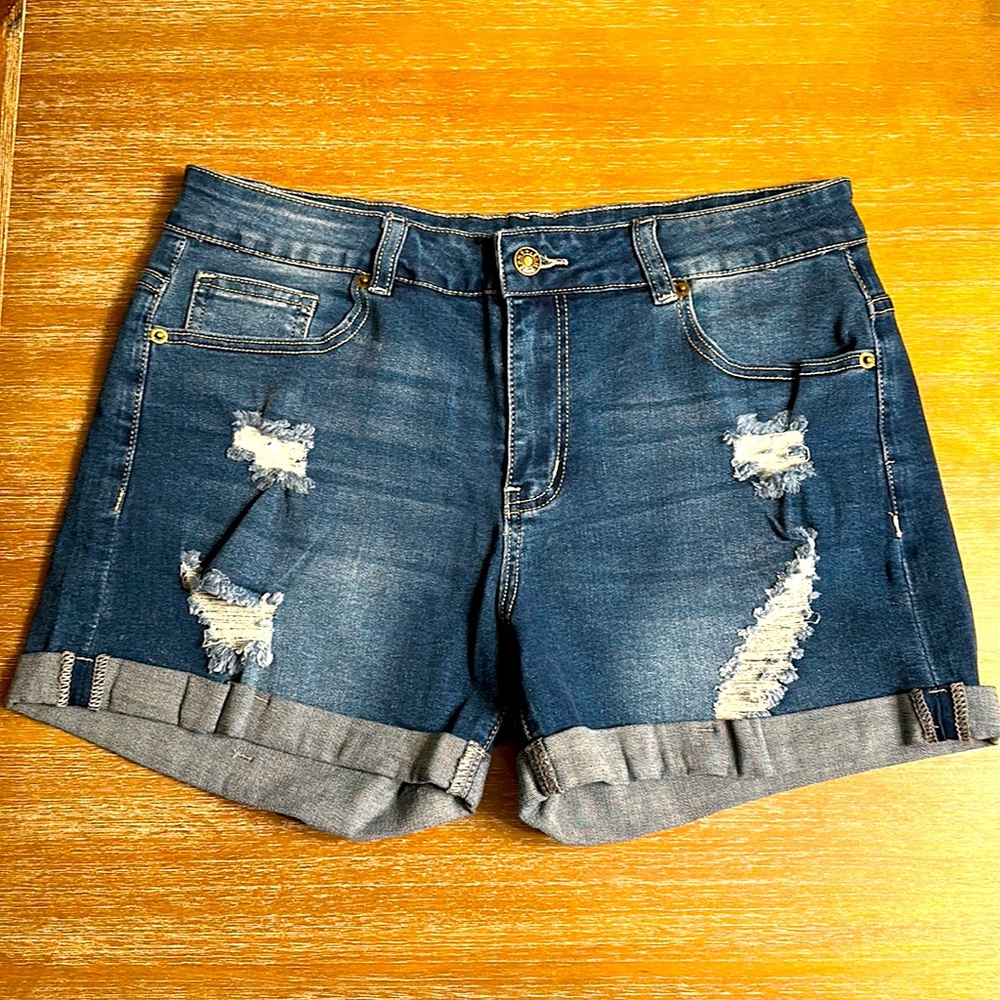 M stretchy distressed jean shorts. Women/girls. Fits like a size 28/29. Cuff